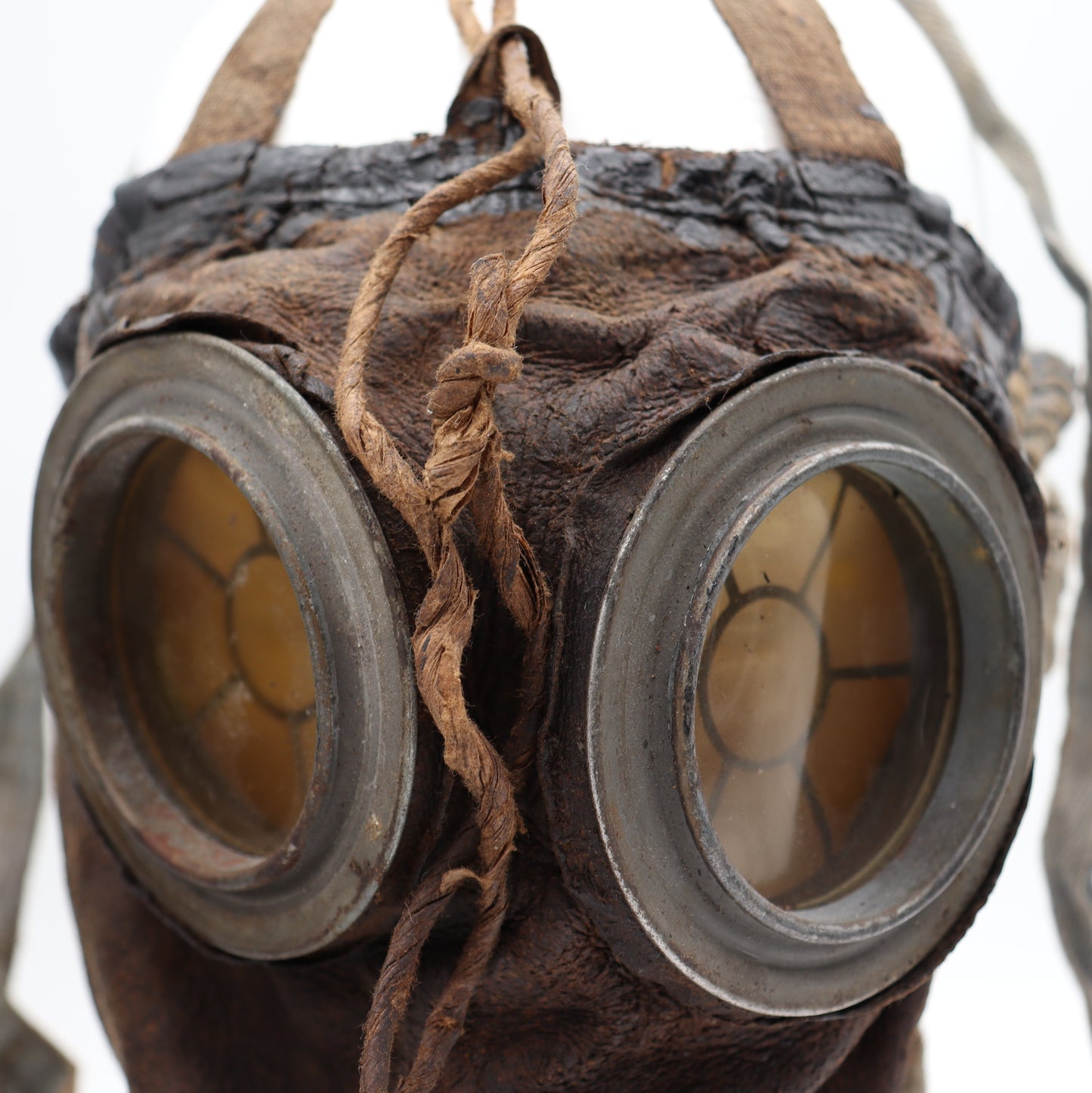 Deutsche Gasmaske M17 mit Behälter, gestempelt 1918, mit Trägername